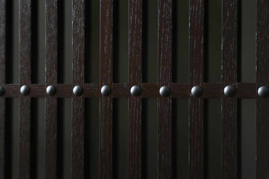 中古　美品　栗材　和モダン薫る格子デザインの水屋箪笥　(R-087700)