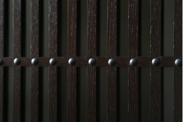 中古　美品　栗材　和モダン薫る格子デザインの水屋箪笥　(R-087700)