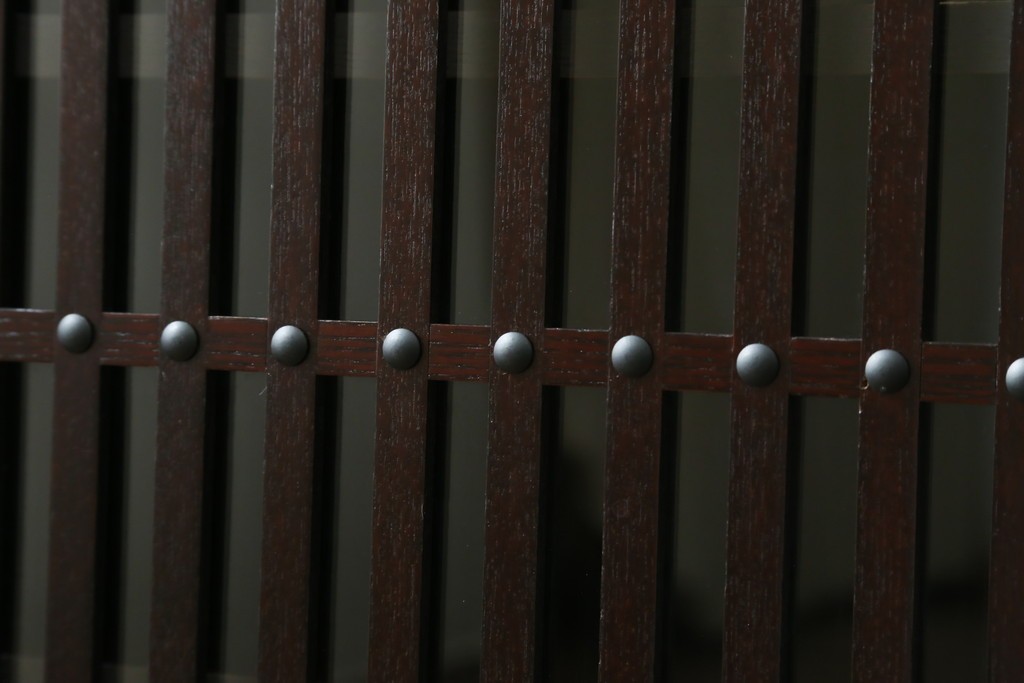 中古　美品　栗材　和モダン薫る格子デザインの水屋箪笥　(R-087700)