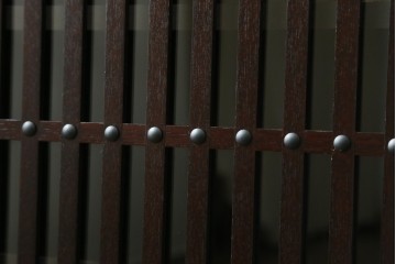 中古　美品　栗材　和モダン薫る格子デザインの水屋箪笥　(R-087700)