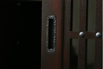 中古　美品　栗材　和モダン薫る格子デザインの水屋箪笥　(R-087700)