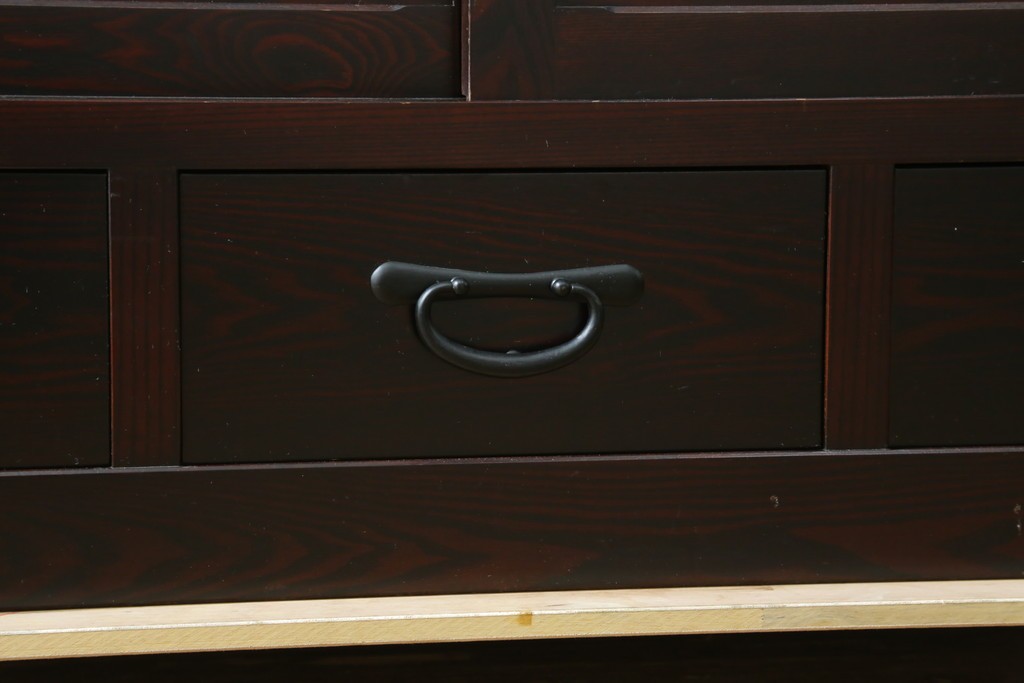 中古　美品　栗材　和モダン薫る格子デザインの水屋箪笥　(R-087700)