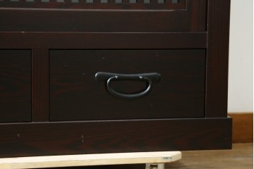 中古　美品　栗材　和モダン薫る格子デザインの水屋箪笥　(R-087700)