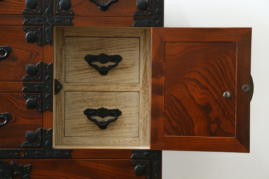 中古　美品　最高級の上手物!　仙台民芸箪笥(仙台箪笥)　本漆塗り　重厚な金具が際立つ衣装箪笥　定価約78万円　(R-087701)