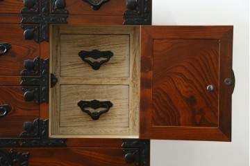 中古　美品　最高級の上手物!　仙台民芸箪笥(仙台箪笥)　本漆塗り　重厚な金具が際立つ衣装箪笥　定価約78万円　(R-087701)
