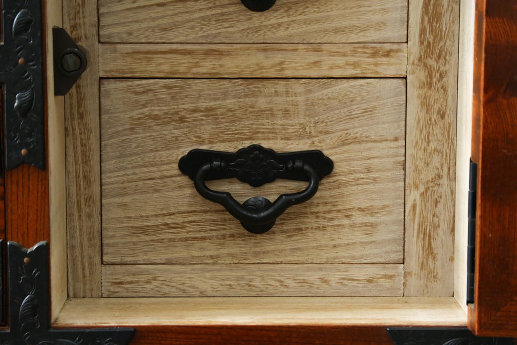 中古　美品　最高級の上手物!　仙台民芸箪笥(仙台箪笥)　本漆塗り　重厚な金具が際立つ衣装箪笥　定価約78万円　(R-087701)