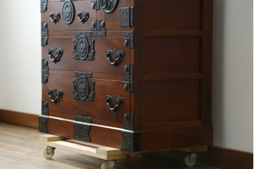 中古　美品　最高級の上手物!　仙台民芸箪笥(仙台箪笥)　本漆塗り　重厚な金具が際立つ衣装箪笥　定価約78万円　(R-087701)