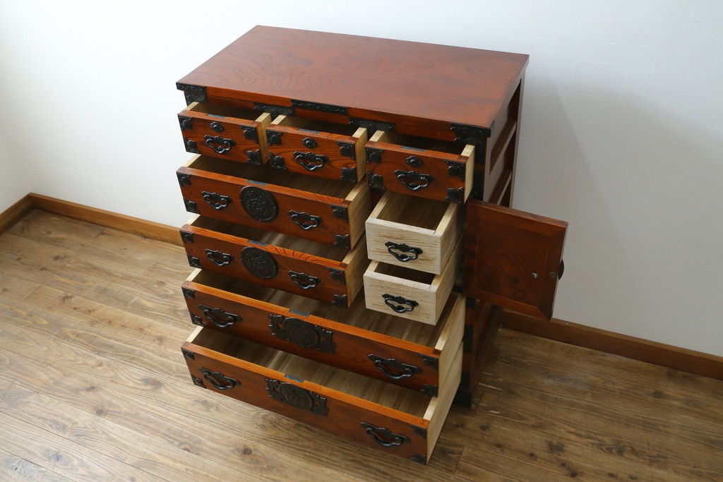 中古　美品　最高級の上手物!　仙台民芸箪笥(仙台箪笥)　本漆塗り　重厚な金具が際立つ衣装箪笥　定価約78万円　(R-087701)