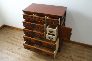 中古　美品　最高級の上手物!　仙台民芸箪笥(仙台箪笥)　本漆塗り　重厚な金具が際立つ衣装箪笥　定価約78万円　(R-087701)