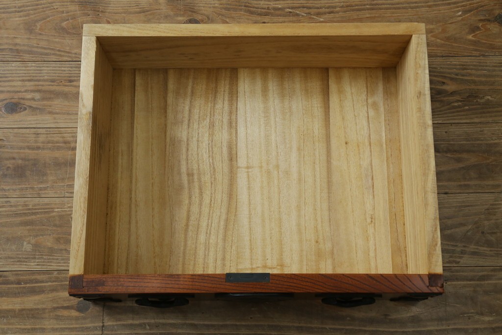 中古　美品　最高級の上手物!　仙台民芸箪笥(仙台箪笥)　本漆塗り　重厚な金具が際立つ衣装箪笥　定価約78万円　(R-087701)