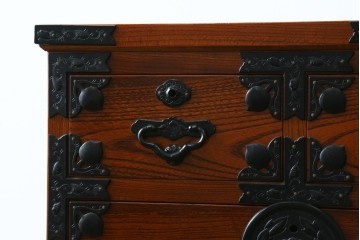 中古　美品　最高級の上手物!　仙台民芸箪笥(仙台箪笥)　本漆塗り　重厚な金具が際立つ衣装箪笥　定価約78万円　(R-087701)