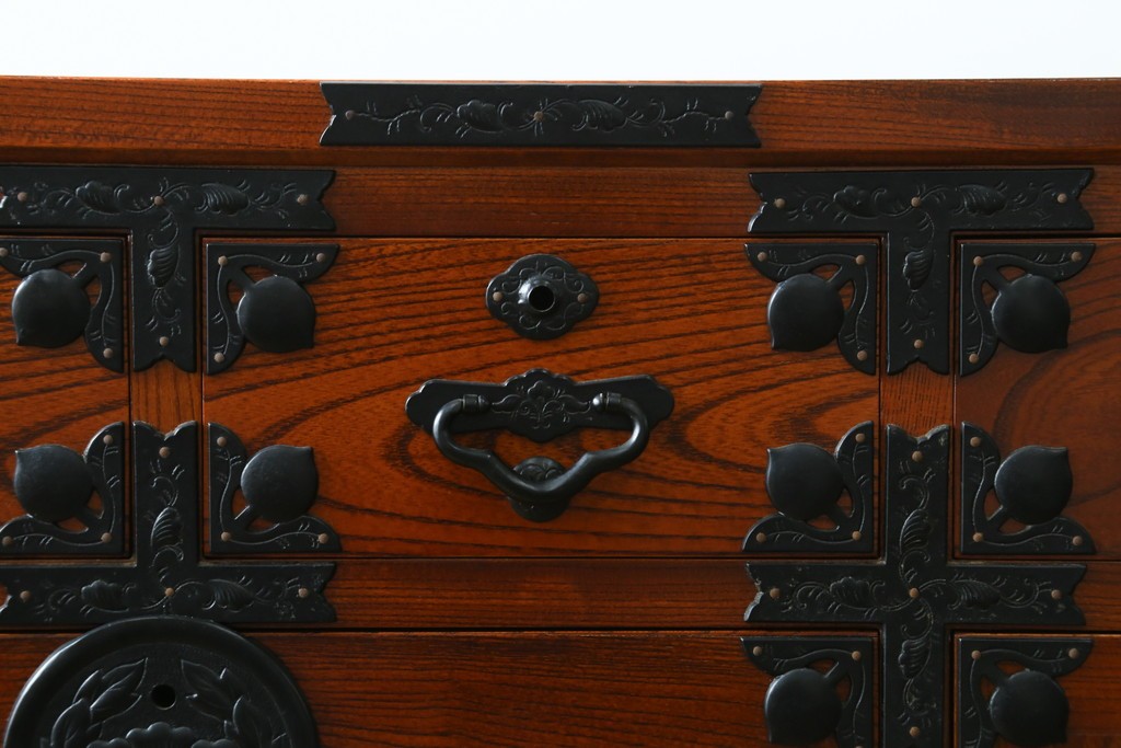 中古　美品　最高級の上手物!　仙台民芸箪笥(仙台箪笥)　本漆塗り　重厚な金具が際立つ衣装箪笥　定価約78万円　(R-087701)