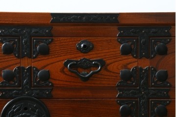 中古　美品　最高級の上手物!　仙台民芸箪笥(仙台箪笥)　本漆塗り　重厚な金具が際立つ衣装箪笥　定価約78万円　(R-087701)