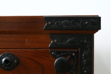 中古　美品　最高級の上手物!　仙台民芸箪笥(仙台箪笥)　本漆塗り　重厚な金具が際立つ衣装箪笥　定価約78万円　(R-087701)