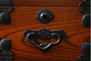 中古　美品　最高級の上手物!　仙台民芸箪笥(仙台箪笥)　本漆塗り　重厚な金具が際立つ衣装箪笥　定価約78万円　(R-087701)