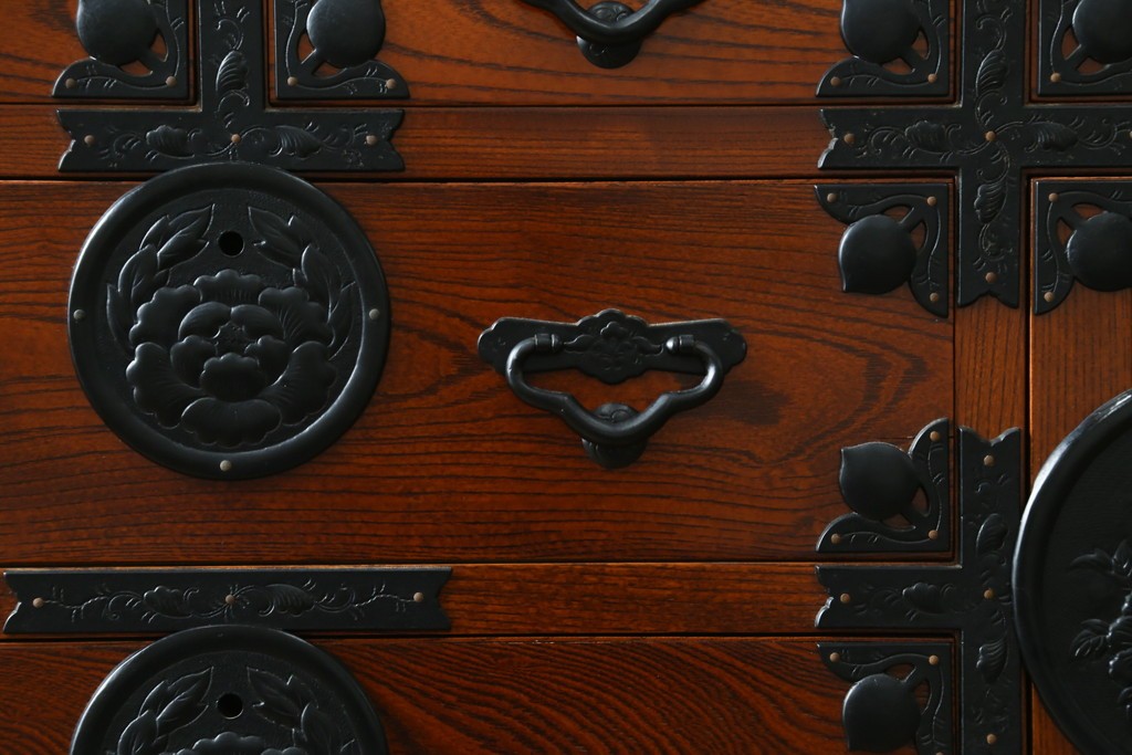 中古　美品　最高級の上手物!　仙台民芸箪笥(仙台箪笥)　本漆塗り　重厚な金具が際立つ衣装箪笥　定価約78万円　(R-087701)