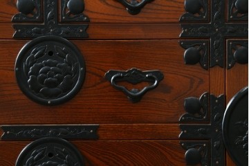 中古　美品　最高級の上手物!　仙台民芸箪笥(仙台箪笥)　本漆塗り　重厚な金具が際立つ衣装箪笥　定価約78万円　(R-087701)