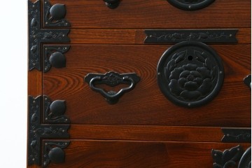 中古　美品　最高級の上手物!　仙台民芸箪笥(仙台箪笥)　本漆塗り　重厚な金具が際立つ衣装箪笥　定価約78万円　(R-087701)