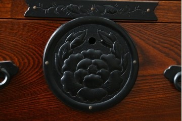 中古　美品　最高級の上手物!　仙台民芸箪笥(仙台箪笥)　本漆塗り　重厚な金具が際立つ衣装箪笥　定価約78万円　(R-087701)