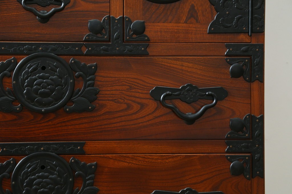 中古　美品　最高級の上手物!　仙台民芸箪笥(仙台箪笥)　本漆塗り　重厚な金具が際立つ衣装箪笥　定価約78万円　(R-087701)