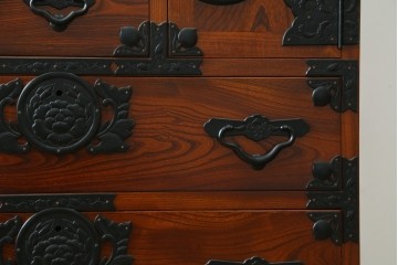 中古　美品　最高級の上手物!　仙台民芸箪笥(仙台箪笥)　本漆塗り　重厚な金具が際立つ衣装箪笥　定価約78万円　(R-087701)