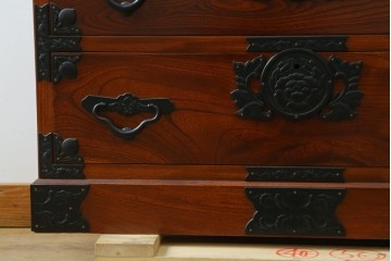 中古　美品　最高級の上手物!　仙台民芸箪笥(仙台箪笥)　本漆塗り　重厚な金具が際立つ衣装箪笥　定価約78万円　(R-087701)