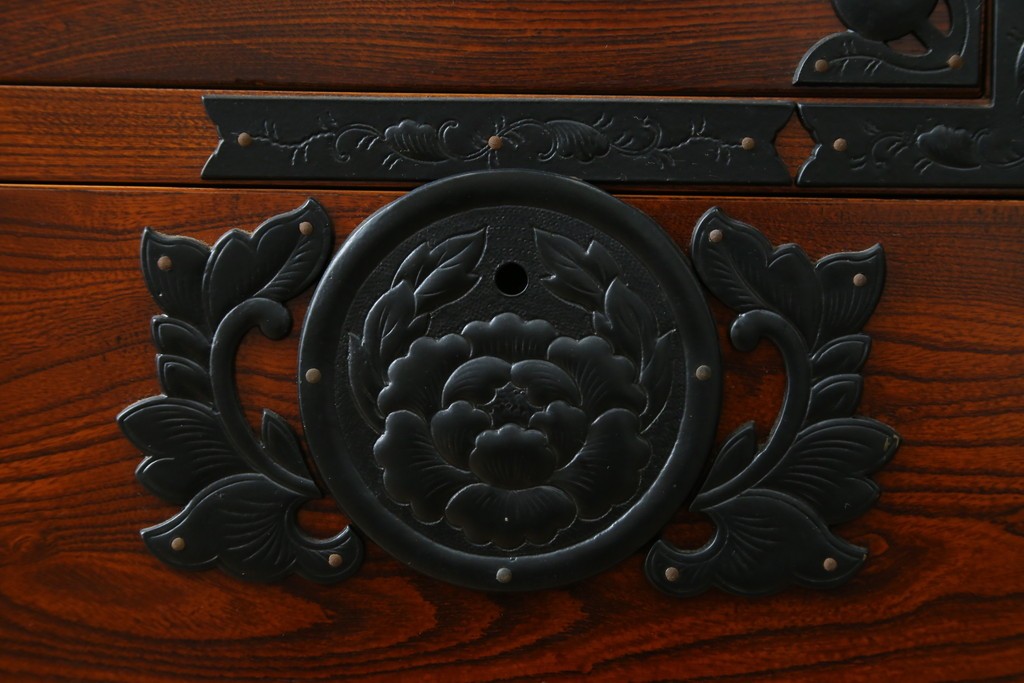 中古　美品　最高級の上手物!　仙台民芸箪笥(仙台箪笥)　本漆塗り　重厚な金具が際立つ衣装箪笥　定価約78万円　(R-087701)