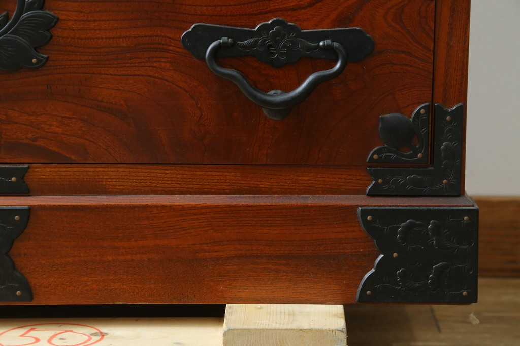 中古　美品　最高級の上手物!　仙台民芸箪笥(仙台箪笥)　本漆塗り　重厚な金具が際立つ衣装箪笥　定価約78万円　(R-087701)