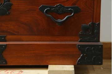 中古　美品　最高級の上手物!　仙台民芸箪笥(仙台箪笥)　本漆塗り　重厚な金具が際立つ衣装箪笥　定価約78万円　(R-087701)