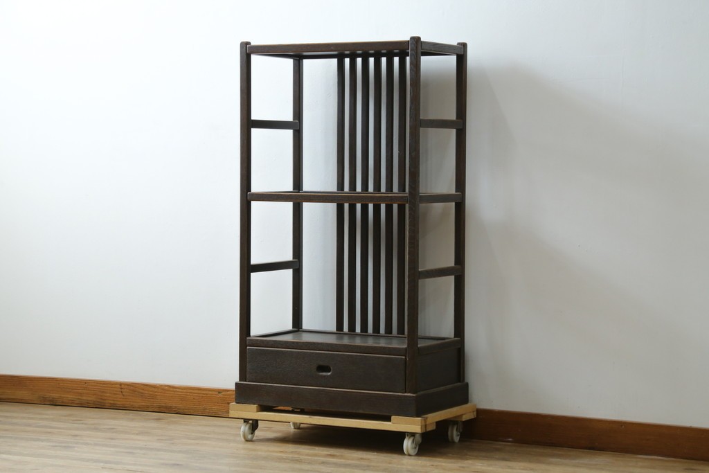 中古　国産職人手作り　アンティーク調　すっきりとした佇まいで作りの良い引き出し付きシェルフ　(R-087702)