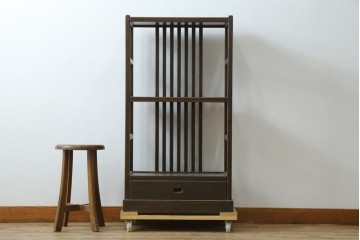 中古　国産職人手作り　アンティーク調　すっきりとした佇まいで作りの良い引き出し付きシェルフ　(R-087702)