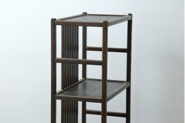 中古　国産職人手作り　アンティーク調　すっきりとした佇まいで作りの良い引き出し付きシェルフ　(R-087702)