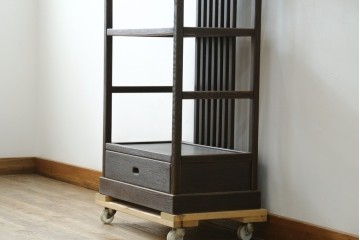 中古　国産職人手作り　アンティーク調　すっきりとした佇まいで作りの良い引き出し付きシェルフ　(R-087702)