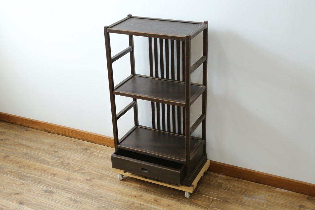 中古　国産職人手作り　アンティーク調　すっきりとした佇まいで作りの良い引き出し付きシェルフ　(R-087702)