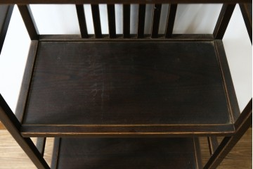 中古　国産職人手作り　アンティーク調　すっきりとした佇まいで作りの良い引き出し付きシェルフ　(R-087702)