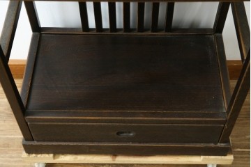 中古　国産職人手作り　アンティーク調　すっきりとした佇まいで作りの良い引き出し付きシェルフ　(R-087702)