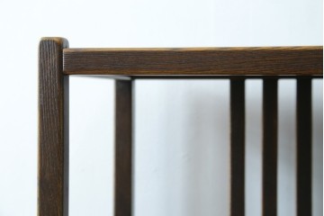 中古　国産職人手作り　アンティーク調　すっきりとした佇まいで作りの良い引き出し付きシェルフ　(R-087702)