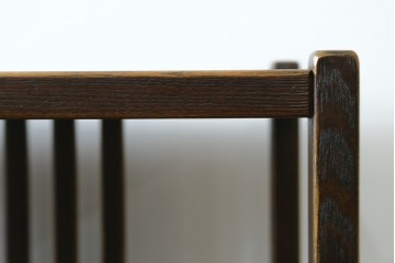 中古　国産職人手作り　アンティーク調　すっきりとした佇まいで作りの良い引き出し付きシェルフ　(R-087702)