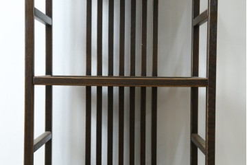 中古　国産職人手作り　アンティーク調　すっきりとした佇まいで作りの良い引き出し付きシェルフ　(R-087702)
