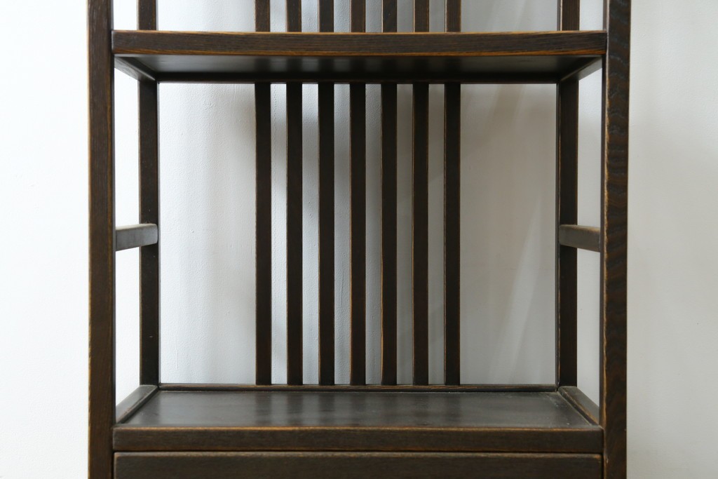 中古　国産職人手作り　アンティーク調　すっきりとした佇まいで作りの良い引き出し付きシェルフ　(R-087702)
