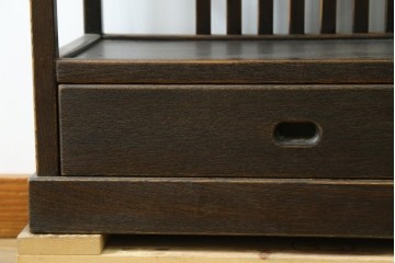 中古　国産職人手作り　アンティーク調　すっきりとした佇まいで作りの良い引き出し付きシェルフ　(R-087702)