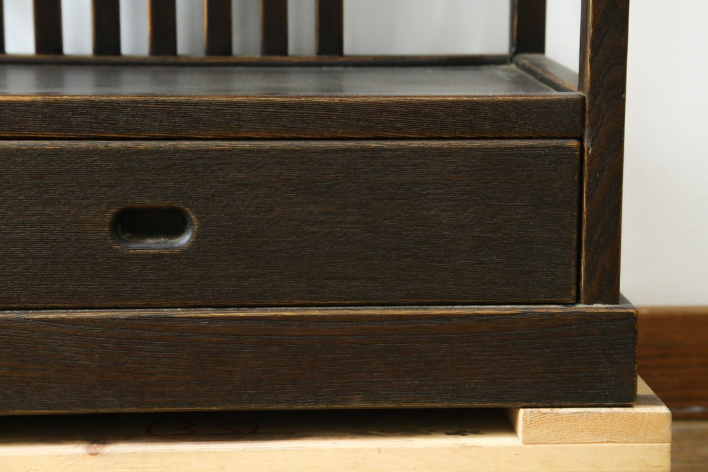 中古　国産職人手作り　アンティーク調　すっきりとした佇まいで作りの良い引き出し付きシェルフ　(R-087702)