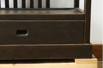 中古　国産職人手作り　アンティーク調　すっきりとした佇まいで作りの良い引き出し付きシェルフ　(R-087702)