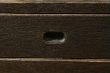 中古　国産職人手作り　アンティーク調　すっきりとした佇まいで作りの良い引き出し付きシェルフ　(R-087702)