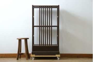 中古　国産職人手作り　アンティーク調　すっきりとした佇まいで作りの良い引き出し付きシェルフ　(R-087702)