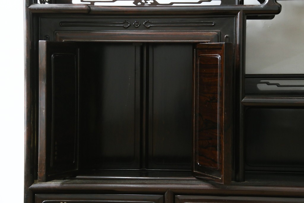 中古　美品　最高級　国産職人手作り　林光琳作　黒檀(コクタン)材　漆塗り　蒔絵入りの格調高い飾り棚　定価約240万円　(R-087703)