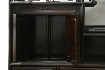 中古　美品　最高級　国産職人手作り　林光琳作　黒檀(コクタン)材　漆塗り　蒔絵入りの格調高い飾り棚　定価約240万円　(R-087703)