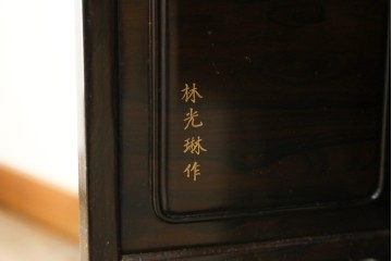 中古　美品　最高級　国産職人手作り　林光琳作　黒檀(コクタン)材　漆塗り　蒔絵入りの格調高い飾り棚　定価約240万円　(R-087703)