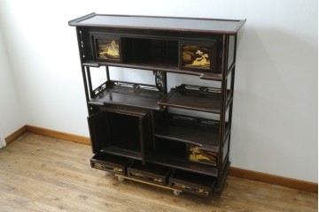 中古　美品　最高級　国産職人手作り　林光琳作　黒檀(コクタン)材　漆塗り　蒔絵入りの格調高い飾り棚　定価約240万円　(R-087703)