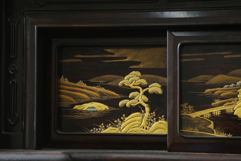 中古　美品　最高級　国産職人手作り　林光琳作　黒檀(コクタン)材　漆塗り　蒔絵入りの格調高い飾り棚　定価約240万円　(R-087703)